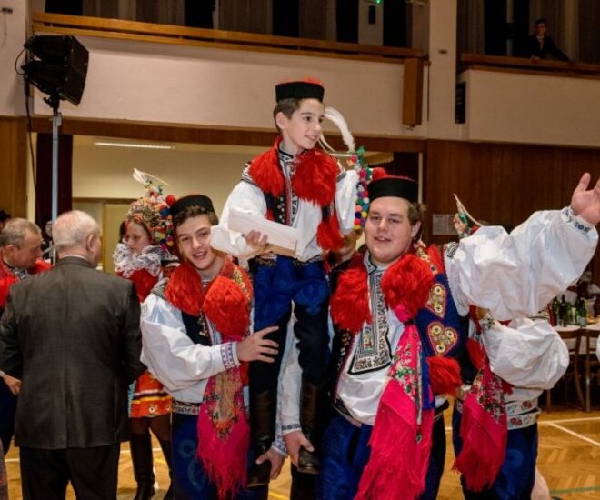 Krojový ples s představením krále Davida Chaloupky a ročníku 2001