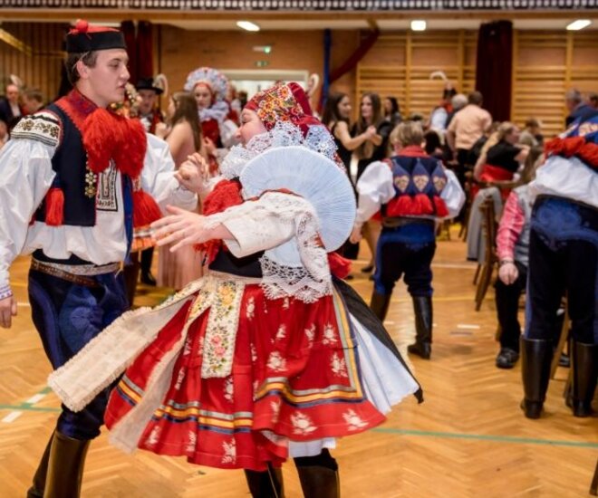 Krojový ples s představením krále Davida Chaloupky a ročníku 2001